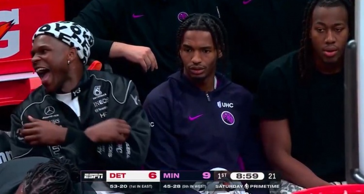 世界杯官方正版下载-哈哈哈怪好玩！爱德华兹替补席拍腿大笑 道苏姆&amp;菲利普斯两脸无感